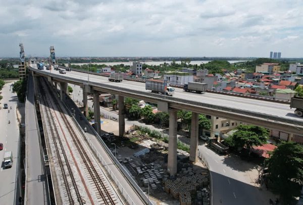 Cầu Thăng Long rào chắn sửa chữa xuyên đêm gần 2 tháng