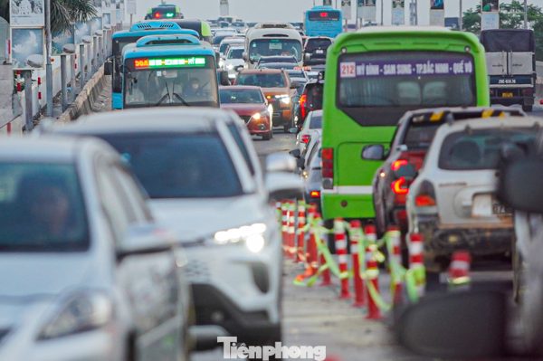 Cầu Thăng Long ùn tắc từ sáng đến đêm