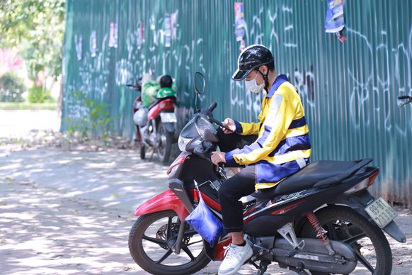 Cậu thanh niên chạy xe ôm công nghệ
