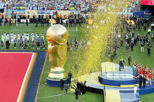 Cầu thủ Argentina hờn dỗi quay lưng với lễ trao cúp cho Tây Ban Nha