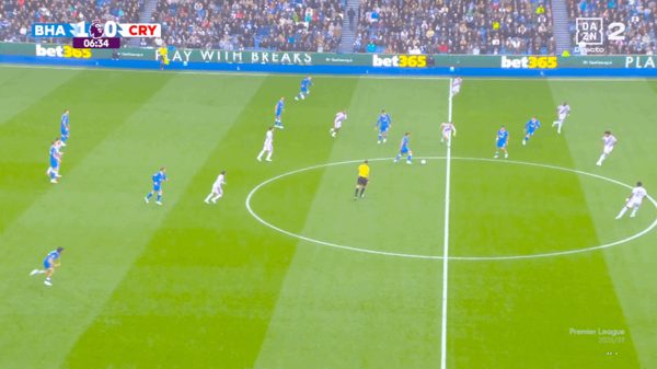 Cầu thủ Brighton tái hiện siêu phẩm giữa sân của Beckham