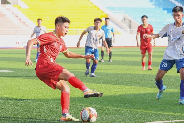 Cầu thủ giải hạng ba Việt Nam lập siêu phẩm từ cự ly 40m