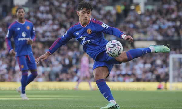 Cầu thủ Man Utd chất vấn Lisandro Martinez