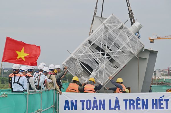 Cầu Trần Hưng Đạo lắp dầm chủ đầu tiên sau gần 9 tháng thi công