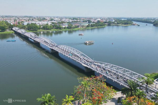 Cầu Trường Tiền được sơn màu nhũ bạc sau hơn 30 năm