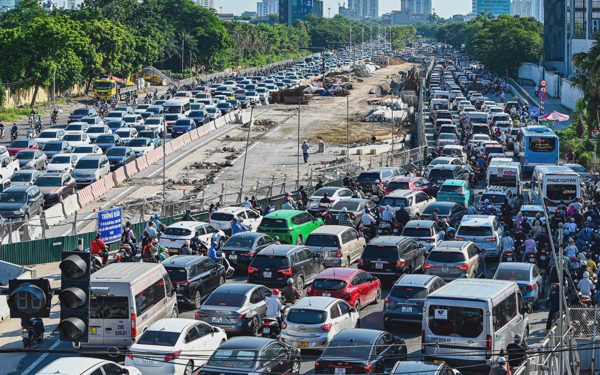Cầu Vĩnh Tuy kẹt cứng ngày đầu đi làm sau lễ, nhiều người mất cả tiếng để qua cầu