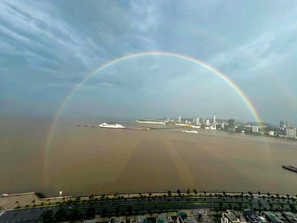 Cầu vồng xuất hiện giữa bão ở Quảng Ninh