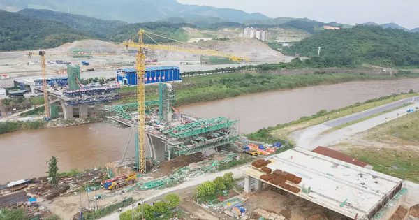 Cầu vượt sông Hồng nối Việt Nam - Trung Quốc tại Lào Cai dần hình thành