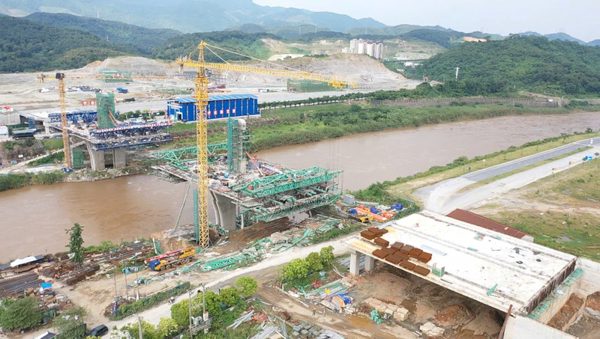 Cầu vượt sông Hồng nối Việt Nam - Trung Quốc tại Lào Cai dần hình thành