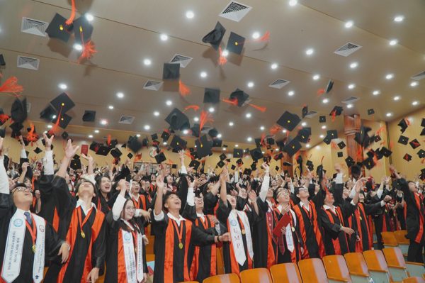 “Cày” 6 năm, sinh viên Y khoa phải vượt qua hơn 300 kỳ thi để tốt nghiệp