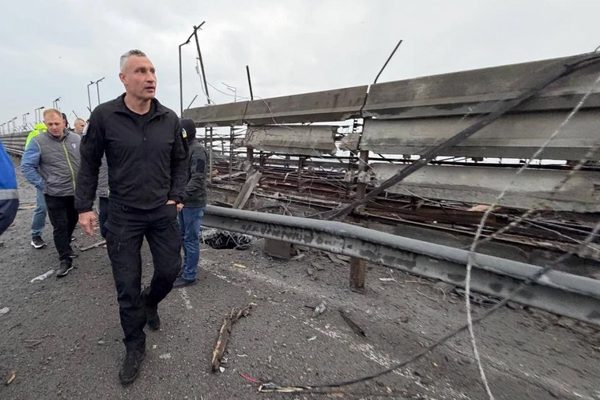 Cây cầu huyết mạch ở thủ đô Ukraine phải dừng hoạt động vì trúng tên lửa Nga