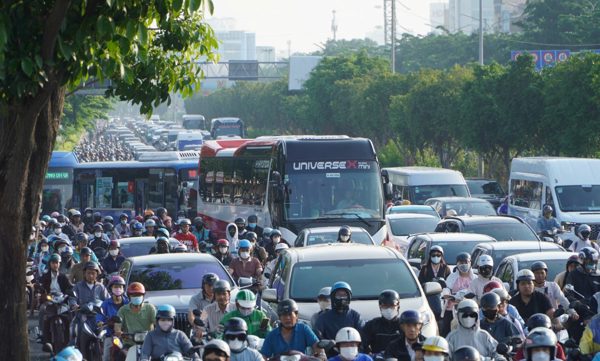 Cây cổ thụ cao 20m đổ chắn đường, trung tâm TP.HCM kẹt xe kéo dài