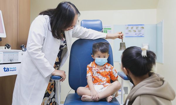 Cấy điện cực ốc tai cho bé trai điếc sâu bẩm sinh