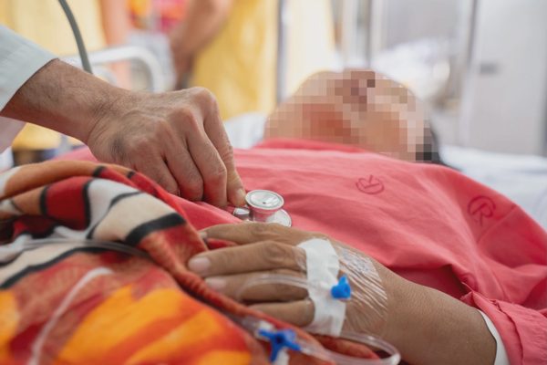 Cây gãy trong mưa đè 2 người thương vong ở TPHCM: Người vợ hiện ra sao?