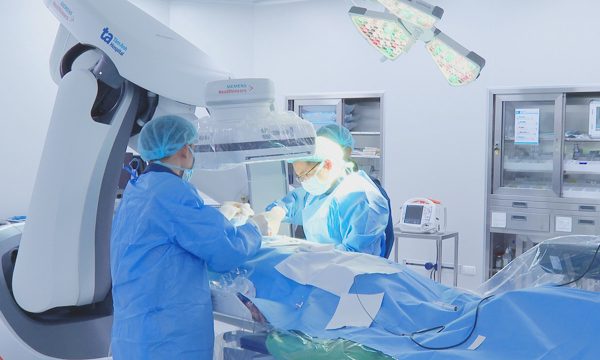 Cấy máy tạo nhịp tim cho cụ ông