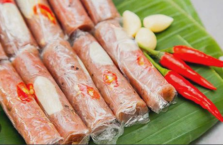 'Cây nem chua bọc kín nylon nhưng lại quấn lá chuối rất cồng kềnh'