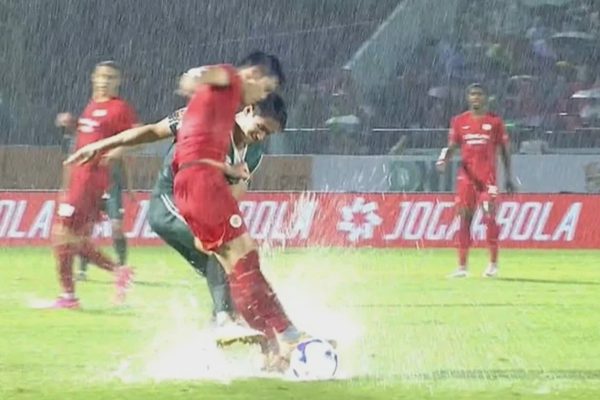 CĐV chỉ trích dữ dội Tấn Sinh sau pha chơi thô bạo với Đình Bắc