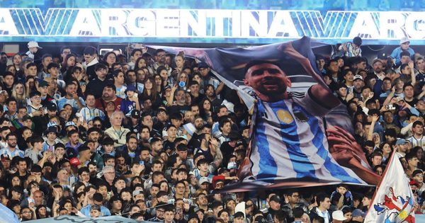 CĐV cuồng nhiệt tri ân Messi thi đấu lần cuối trong màu áo tuyển Argentina