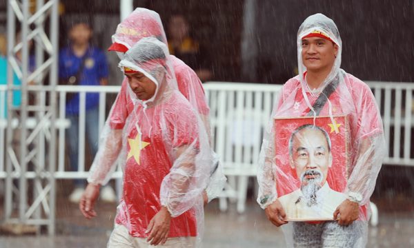 CĐV đội mưa đến sân tiếp sức Việt Nam ở chung kết ASEAN Cup 2026