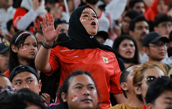 CĐV Indonesia hô vang 'Shin Tae-yong', gây áp lực với HLV Herdmann sau trận hòa thất vọng trước Malaysia