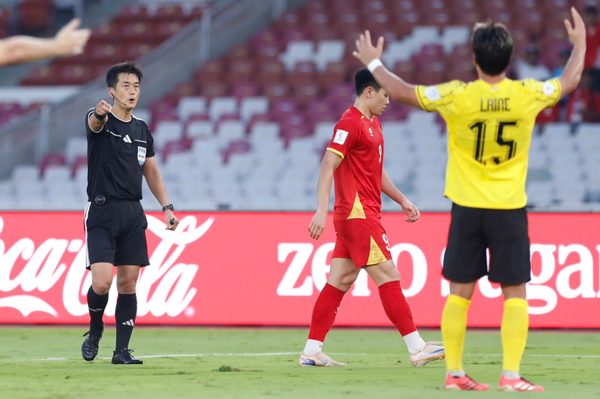 CĐV Malaysia hân hoan khi đội nhà chấm dứt mạch 12 năm không thắng tuyển Việt Nam