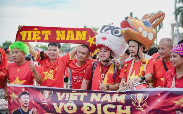 CĐV mở hội trước sân Mỹ Đình chờ Việt Nam đấu Thái Lan