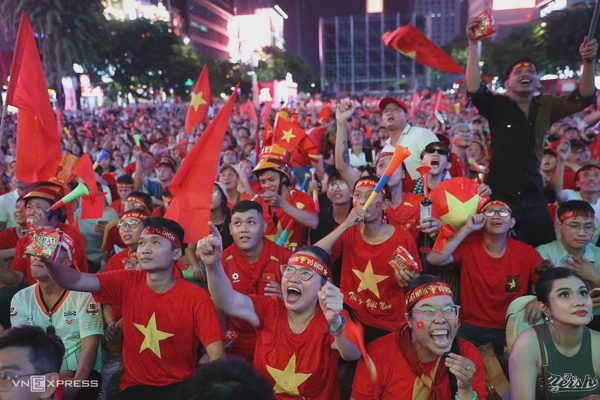 CĐV phố Nguyễn Huệ hò reo khi cầu thủ Thái Lan đá phản lưới nhà