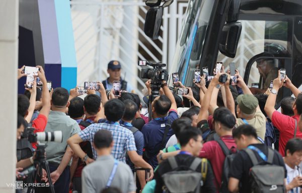 CĐV theo dõi buổi tập của đội tuyển Việt Nam