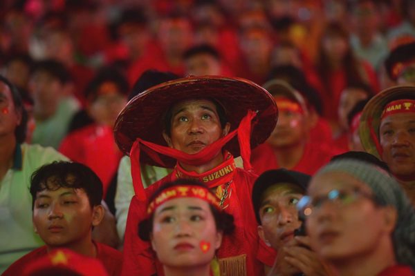 CĐV trên phố Nguyễn Huệ chết lặng khi tuyển Thái nâng tỷ số 2-1