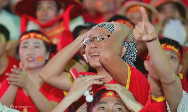 CĐV trên phố Nguyễn Huệ thất thần khi Thái Lan ghi bàn sớm