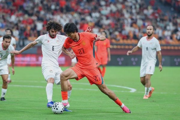 CĐV Trung Quốc giận dữ khi đội nhà toàn thua 3 trận theo cách khó tin