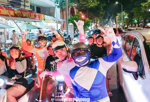 CĐV Việt Nam biến hình siêu nhân 'quậy tung' ăn mừng chiến thắng Thái Lan