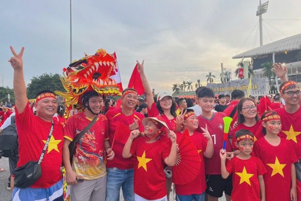 CĐV Việt Nam "nhuộm đỏ" sân Mỹ Đình, chờ tuyển Việt Nam lập chiến tích