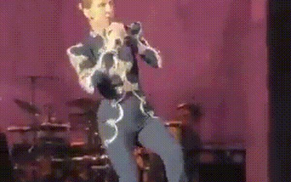 Céline Dion té ngã trên sân khấu concert tại Paris