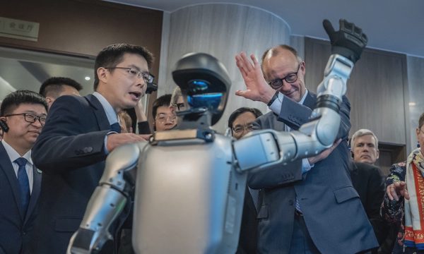 CEO hãng robot hình người hàng đầu Trung Quốc thành tỷ phú