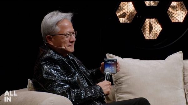 CEO Nvidia bật loa ngoài cho hàng trăm người nghe cuộc gọi của Tổng thống Trump