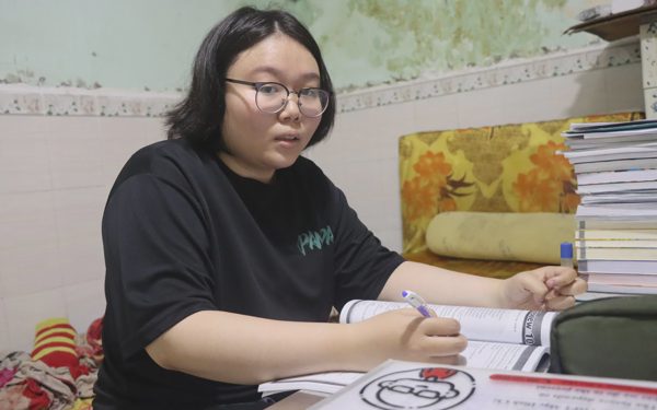 Cha bệnh tâm thần, Thảo nghỉ học kiếm tiền rồi học bổ túc, đậu ĐH Khoa học tự nhiên với 960 điểm năng lực