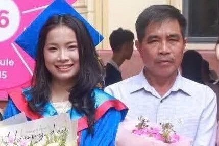 Cha đi xây bất kể nắng mưa, con gái lọt Top 10 bác sĩ nội trú