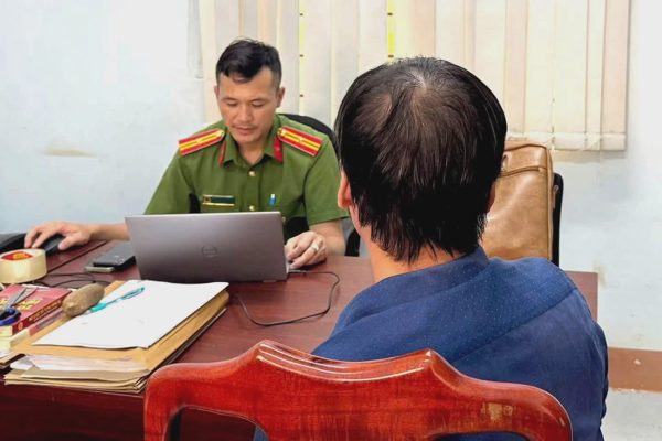 Cha dượng lập TikTok giả làm bạn trai để đe dọa, xâm hại con riêng