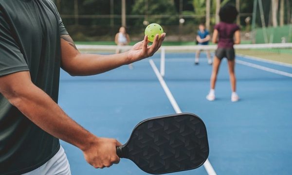 Cha mẹ bị bắt vì bỏ 3 con ở nhà để đi chơi pickleball