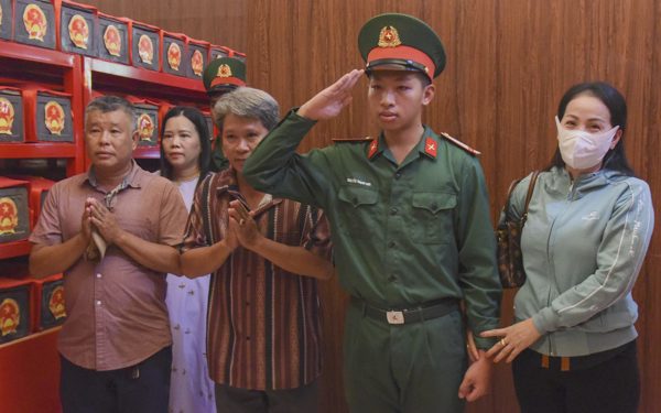 Cha mẹ chiến sĩ làm nhiệm vụ ở công viên Lê Thị Riêng: 'Tự hào công việc thiêng liêng con dành cho Tổ quốc'
