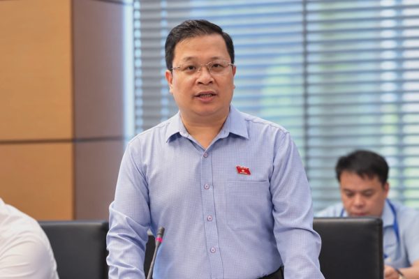 Cha mẹ đẻ xâm hại bóc lột con, có nên cho trẻ cơ hội đi làm con nuôi?