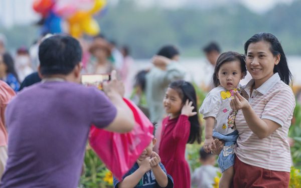 Cha mẹ nên 'nắm' và 'buông' thế nào để con tự muốn cố gắng?