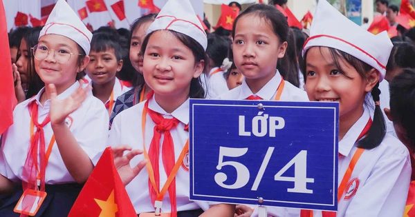 Cha mẹ vượt núi đưa con đi khai giảng: 'Con ở lại trường, tôi đỡ lo'