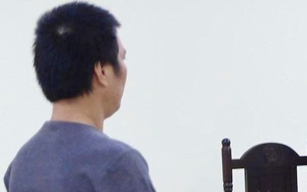 Cha nhốt con gái vào phòng rồi châm lửa đốt mặc con khóc lóc, van xin
