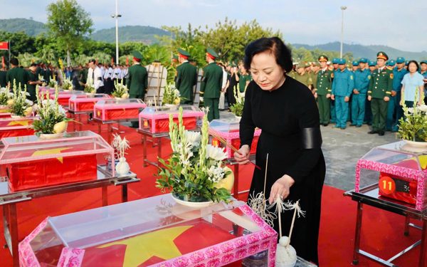 Cha tôi đã được trở về quê nhà, nằm giữa vòng tay yêu thương