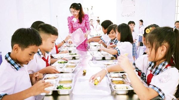 Chăm lo bữa ăn bán trú cho học sinh biên giới