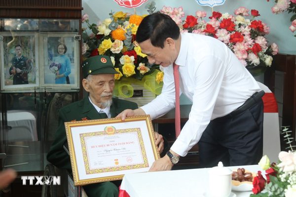 Chăm lo các đảng viên lão thành bằng sự tri ân sâu sắc và trách nhiệm chính trị