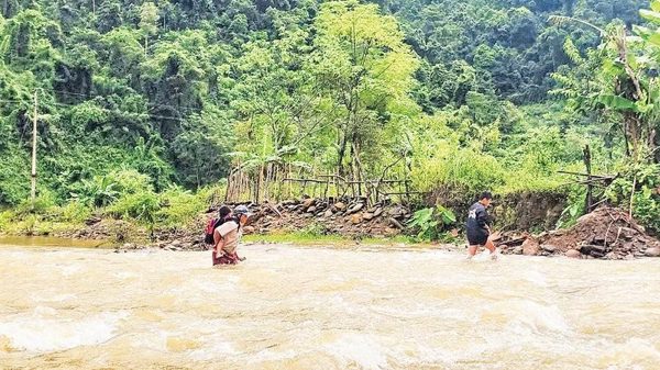Chăm lo học sinh mùa mưa lũ