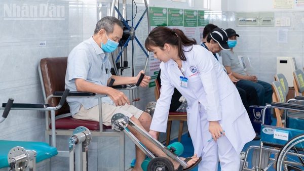 Chăm sóc người cao tuổi từ bệnh viện về gia đình